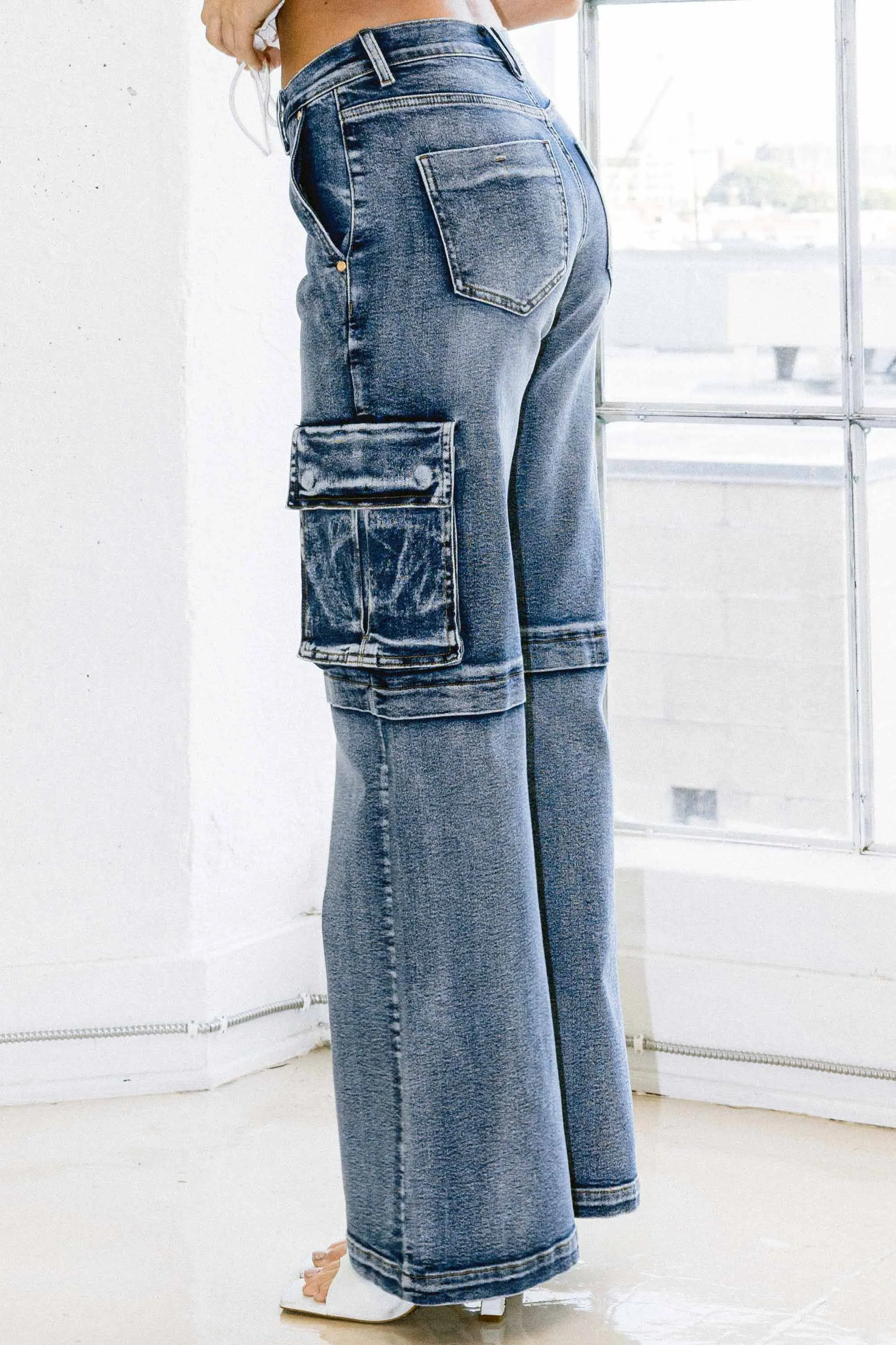 Mid-waisted Cargo Wide Leg Jeans